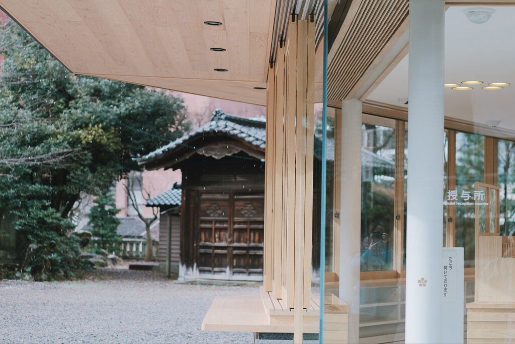 尾山神社的授與所採用全玻璃設計