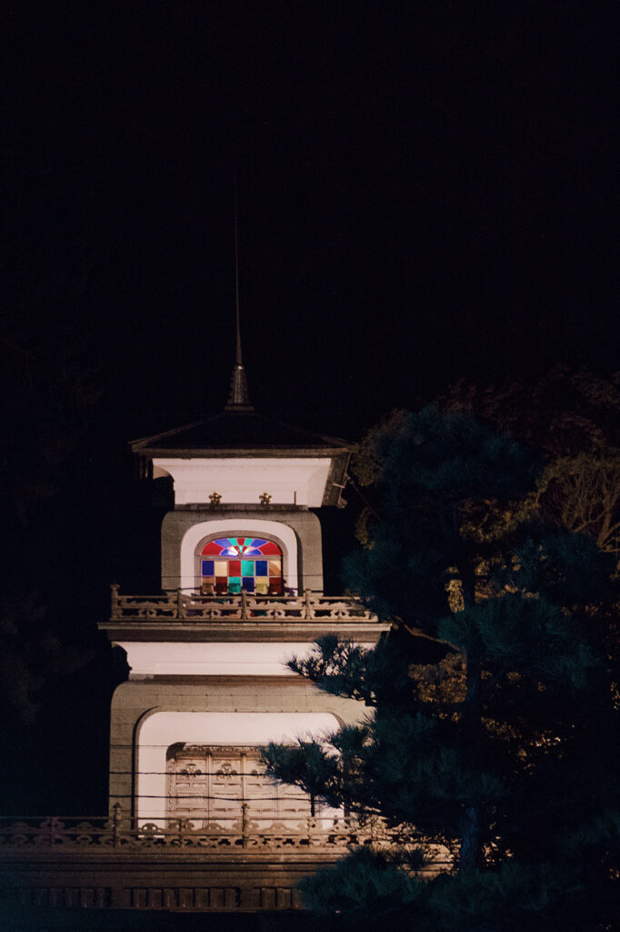 亮燈後的尾山神社神門