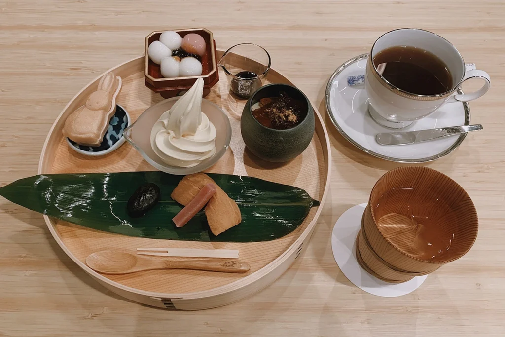 Usagi Cafe的甜品set、咖啡及木桶水杯